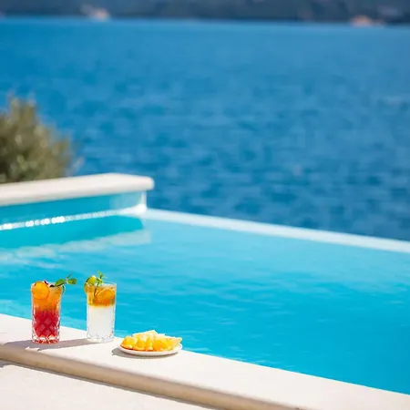 Luxury Maris Villa *